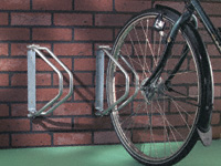 Adjustable wall cycle rack